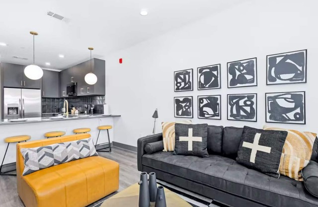 Contemporary 1BR Muse / Walk to Broadway!