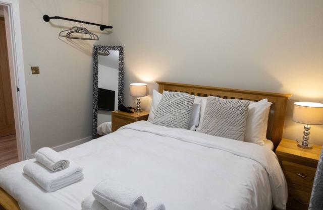 Contemporary 2 bed renovation with parking & garden