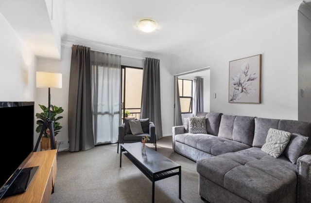 Contemporary 2-Bedroom Retreat in Northbridge