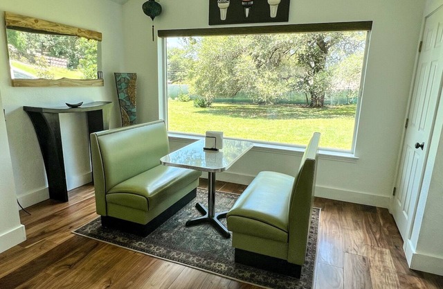 Contemporary 2 bedroom house in San Marcos close to campus, downtown & the river