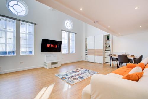 Contemporary 2-Bedroom Apartment in Wanstead, London