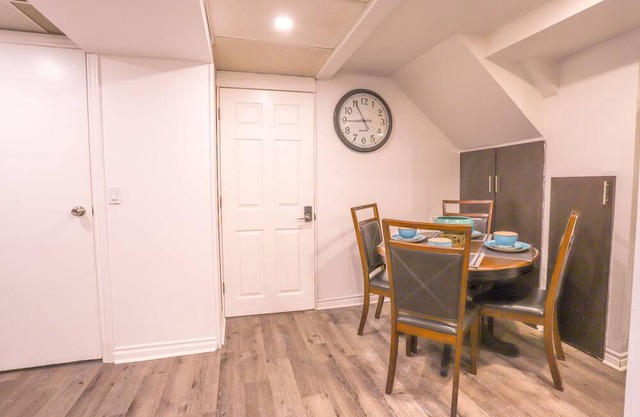 Contemporary 2 Bedroom home with free parking