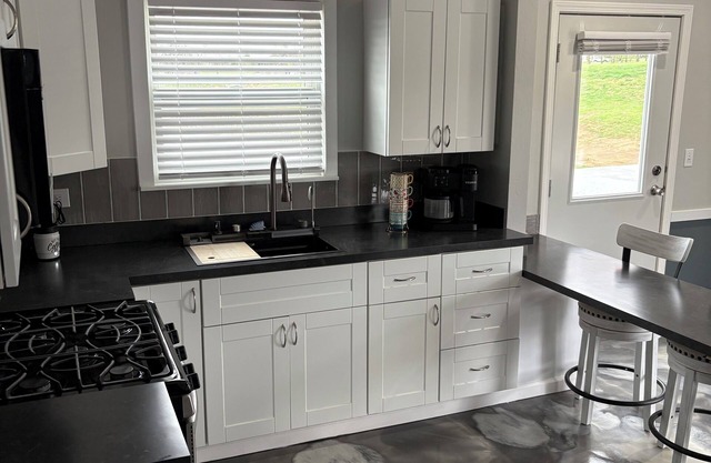 Contemporary 2-bedroom new construction cabin in pleasant Davis with AC, WiFi