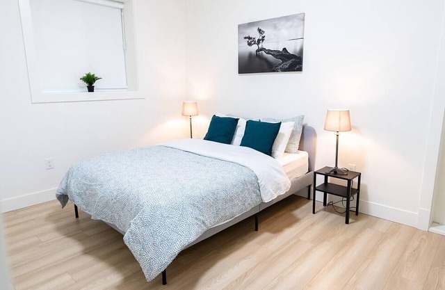 Contemporary 2 bedroom suite in beautiful neighborhood