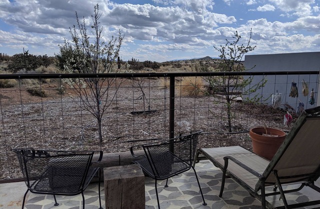 Contemporary 2 br close to town, w/ views and hiking to high desert behind house