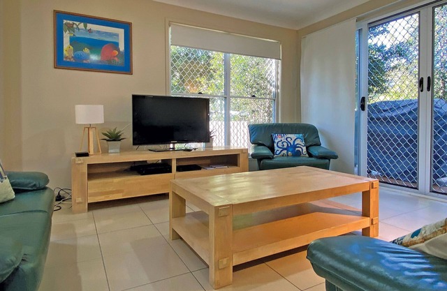 Contemporary 2 level townhouse, Central Location, Short walk to all amenities