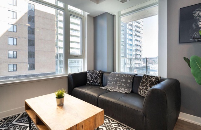 Contemporary 2BR in Little Italy with Gym