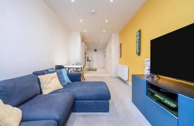 Contemporary 3 Bed Apartment in Hendon Central.