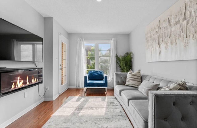 Contemporary 3BR Townhouse in Ajax: Cozy & Central