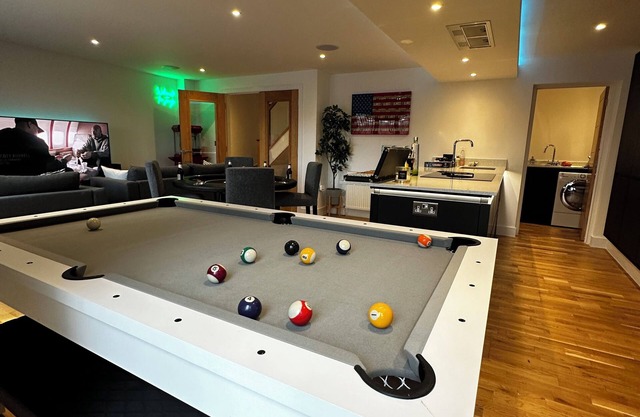 Contemporary 4 bedroom home in the heart Brighton.