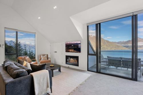 Contemporary 4 Bedroom House with Stunning View