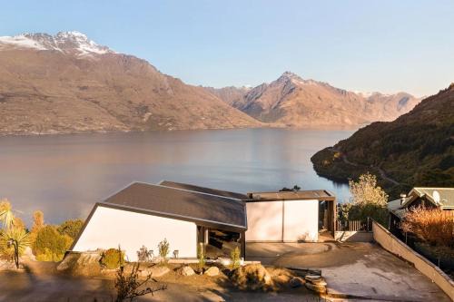 Contemporary 7 Bedroom House with Stunning View
