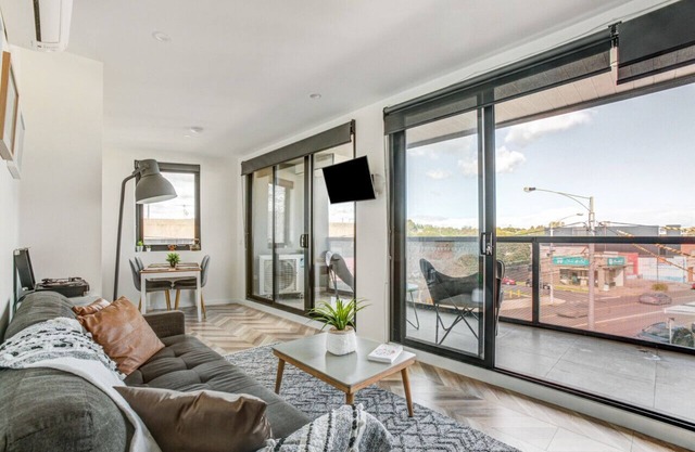 201/131 Plenty Rd, Preston · Contemporary Apt, cafes, wifi, trams & parking