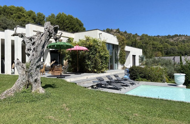Contemporary architect-designed house at the foot of the Luberon mountains