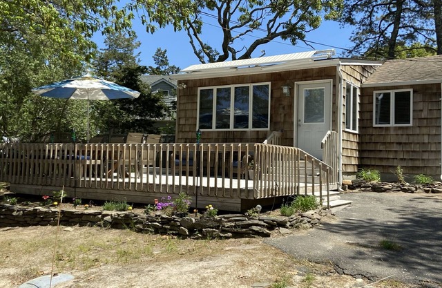 Contemporary Beach Cottage - Walk to Bay, Minutes from Ocean