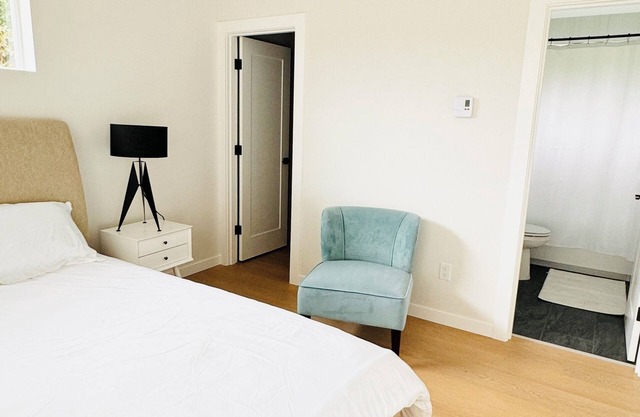 Contemporary brand new 2-bedroom house in Greenwood area, Seattle with WiFi, AC