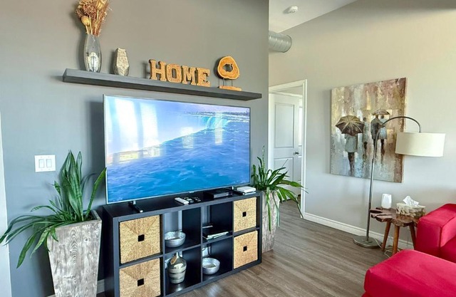 Contemporary East Loft in Historic Niagara