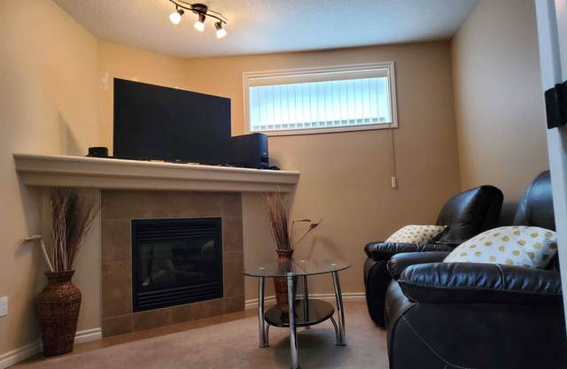 Contemporary & Cheerful 1-Bedroom Suite with Fireplace