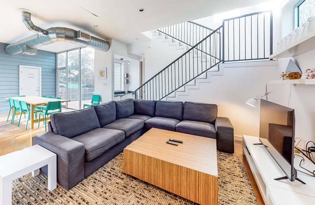 Contemporary & Chic in Austin Hill Country – Open Floor Plan – Rooftop Deck
