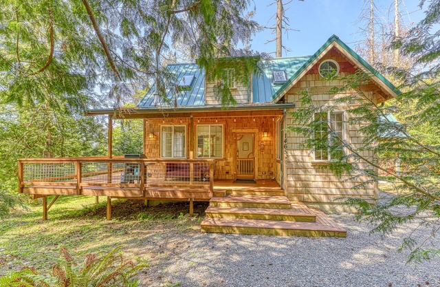 ¡Cabaña contemporánea que admite perros en el bosque! ¡Menos de una milla de la playa!