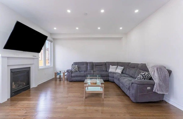 Contemporary Design - Spotless - Cozy - Workspace