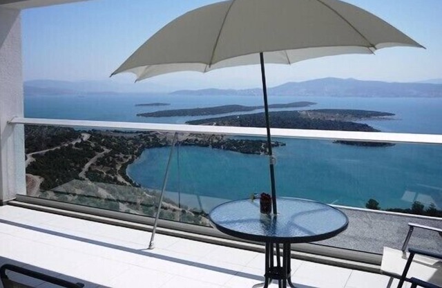 Ático de diseño contemporáneo en el mar Egeo con impresionantes vistas