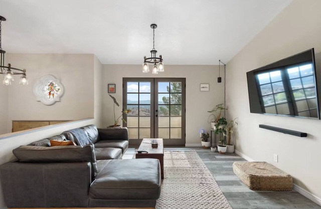 Contemporary, elevated, open-concept chateau with 4-bedrooms - Sedona Views
