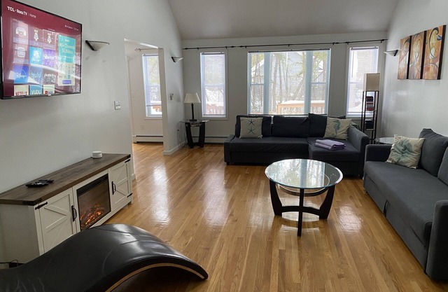 Contemporary family/dog friendly home with fully fenced in yard in Silverlake