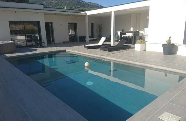 Villa contemporánea con aire acondicionado y piscina.