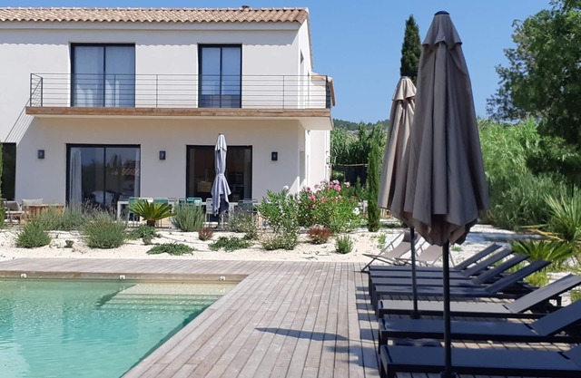 Contemporary gîte in Paradou. Sleeps 12.