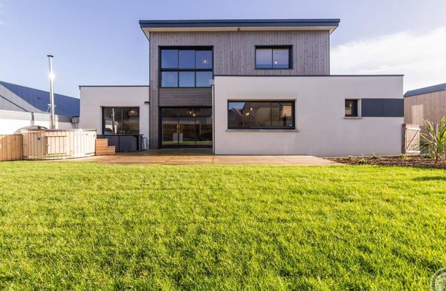 Casa contemporánea cerca de la playa con jardín y baño nórdico