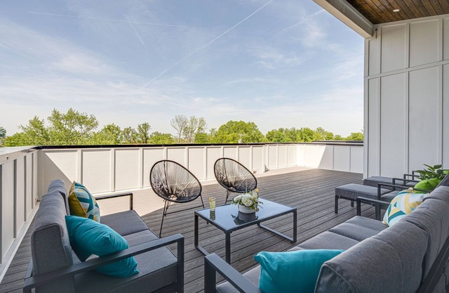 Contemporary Heights - Private Yard & Rooftop