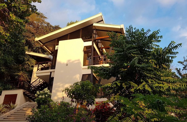 Casa contemporánea en la ladera con vista al Océano Pacífico.