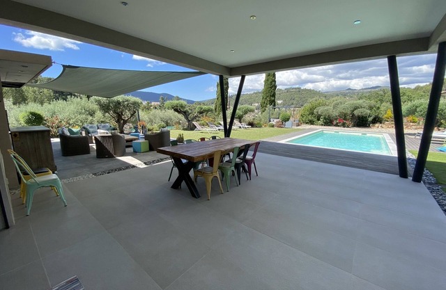 Contemporary house 25 minutes from the beach