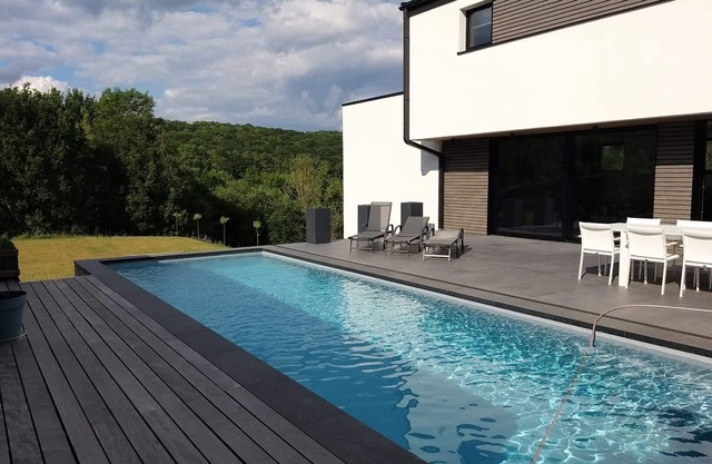 Contemporary house in peaceful, leafy neighborhood ideal for relaxing