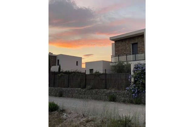 Contemporary house 10 minutes from the sea and 5 minutes from the town center.