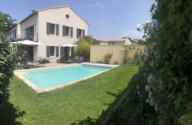 Casa contemporánea en el pueblo de Eygalières, piscina climatizada y privada.