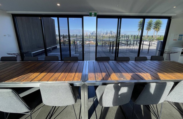 Contemporary inspired luxury apartment w/ stunning views,rooftop cinema &hot tub