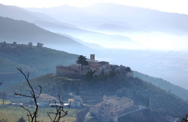Diseño italiano contemporáneo en las antiguas murallas del castillo