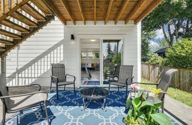 Contemporary Kirkland Gem Welcomes you Home