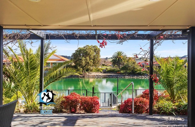 Contemporary Lakeside Stunner – 3 bedrooms & jetty