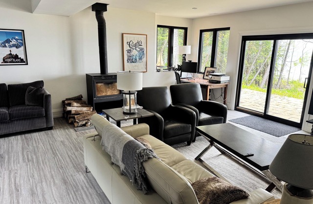 Contemporary Lake House on the crystal clear shores of Georgian Bay!