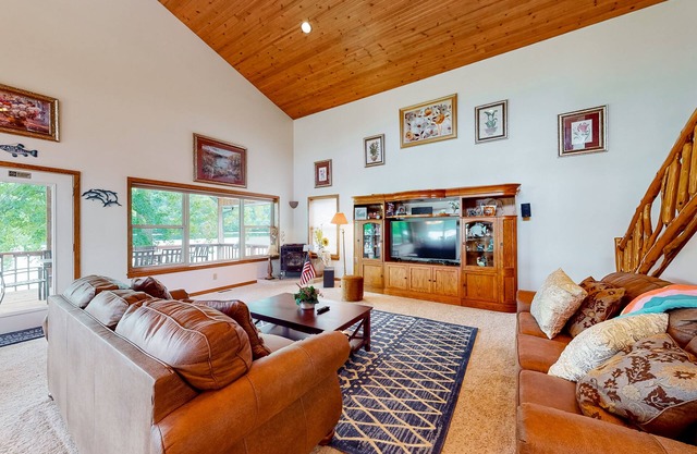 Contemporary lakefront cabin with pool access, washer/dryer, & furnished deck