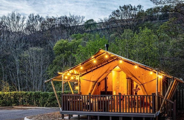 Contemporary lodge with one master double with flatscreen TV and en suite shower/W.