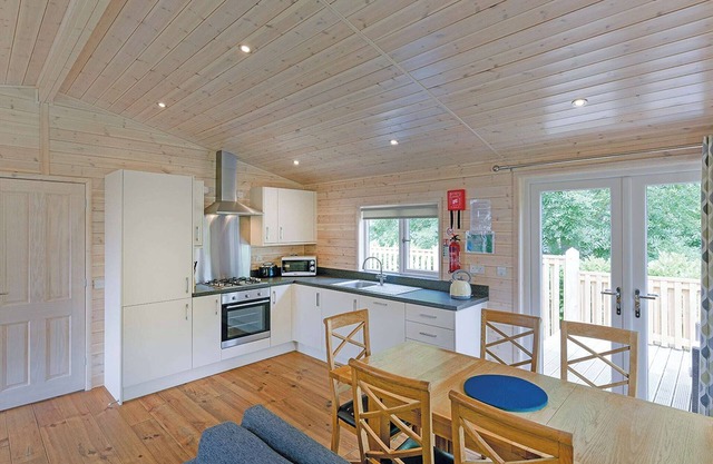 Contemporary lodge with one master double with flatscreen TV and en suite shower/W.