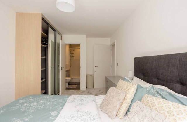 Contemporary London Apartment with great transport links into Central London