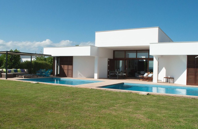 Villa contemporánea de lujo con vista al mar, gran piscina, cerca del aeropuerto