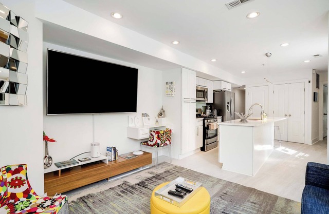 Contemporáneo Mid Century Apt en el corazón de Shaw!