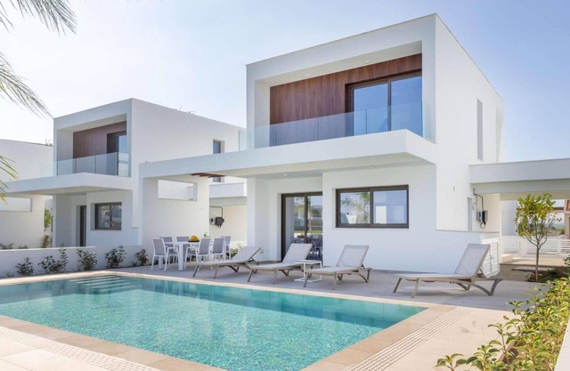 Contemporary, modern only mins from the coastline.