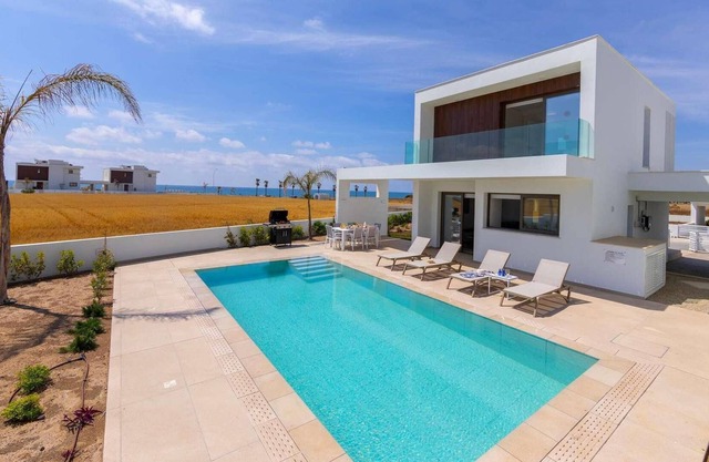 Contemporary, modern only mins from the coastline.